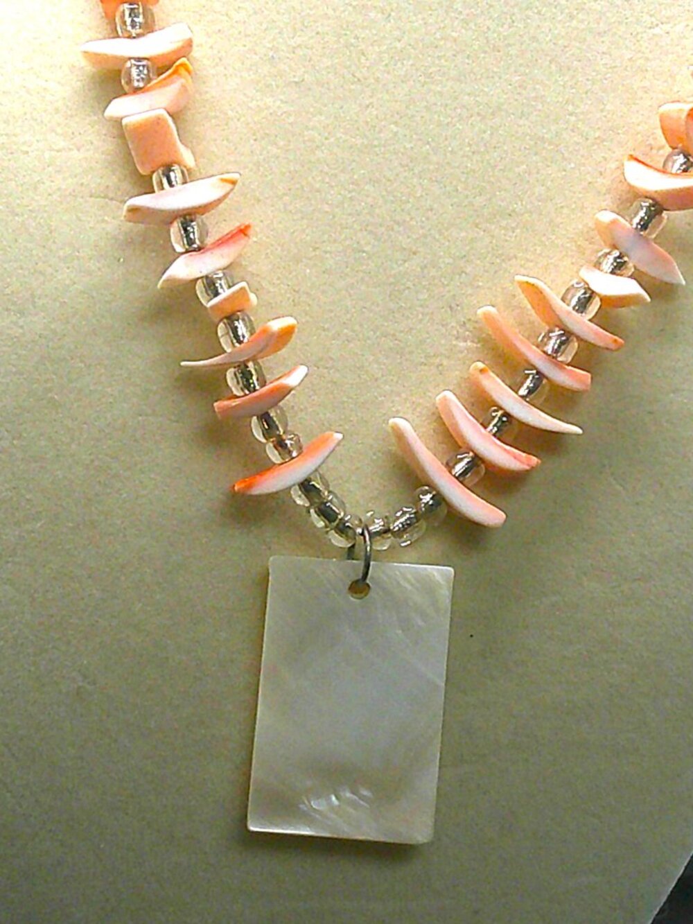 Pink shell Necklace - Picture 3 of 6